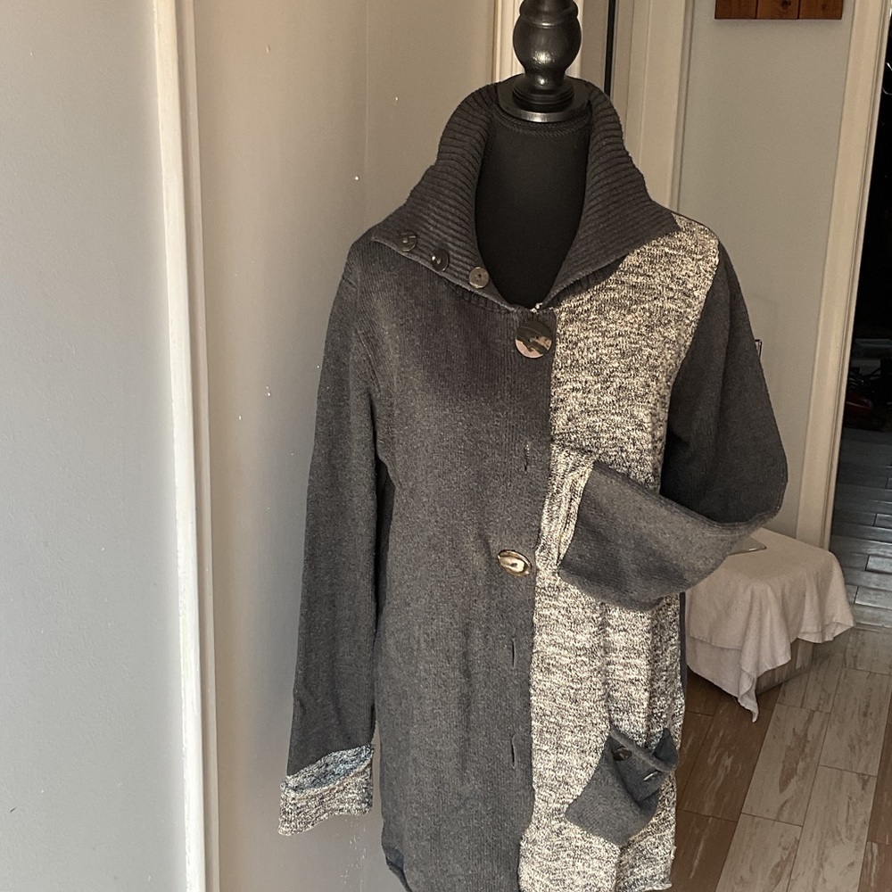 P362. PURE Two-Tone Gray Cardigan with Button Accents |M